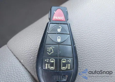 2015 Chrysler Town & Country Touring z USA, uszkodzony, nr VIN 2C4RC1BG7FR694909